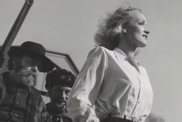 La mode a toujours fait peur au patriarcat.