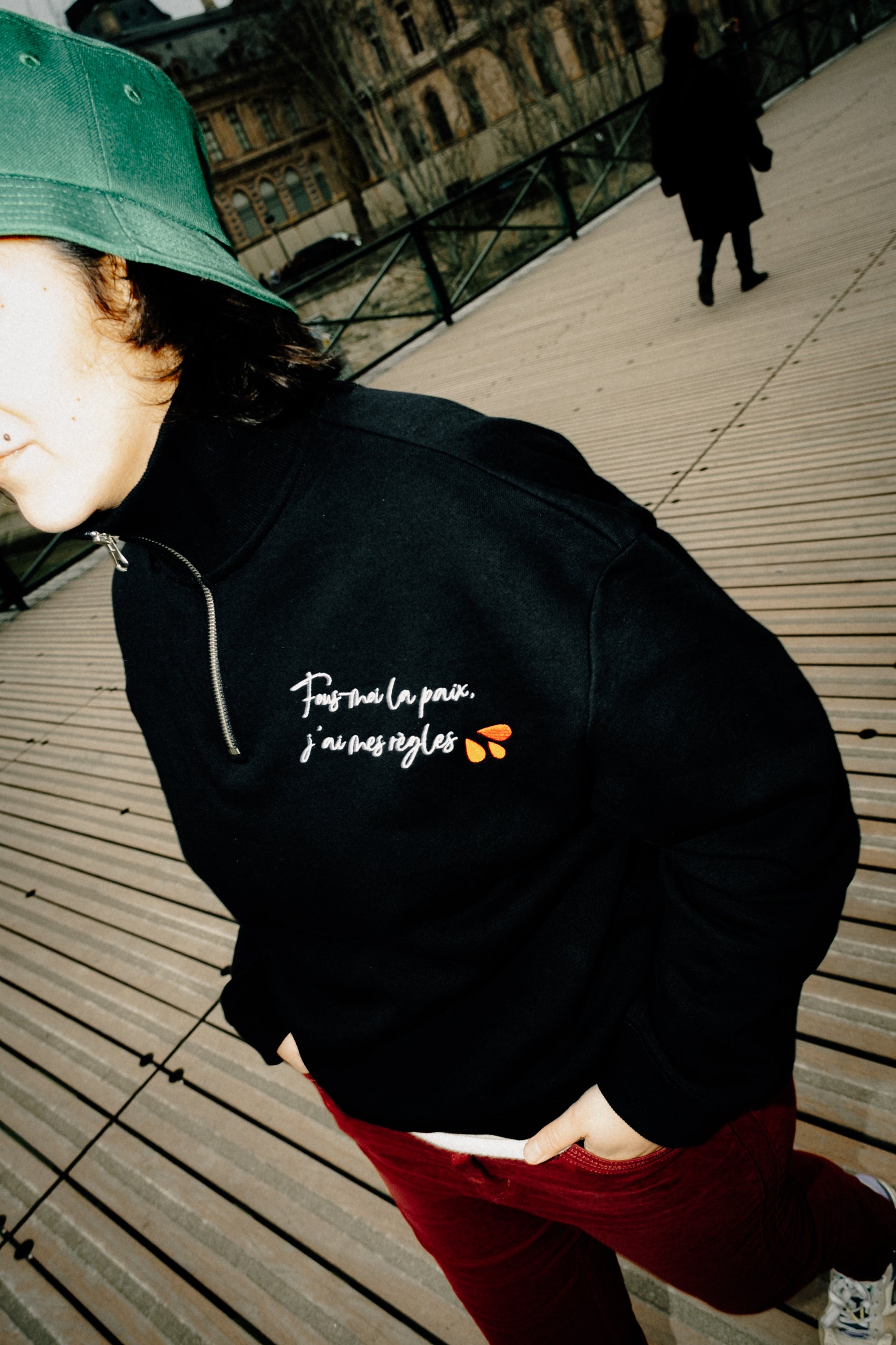 Sweat noir col zippé - "Fous-moi la paix, j'ai mes règles"