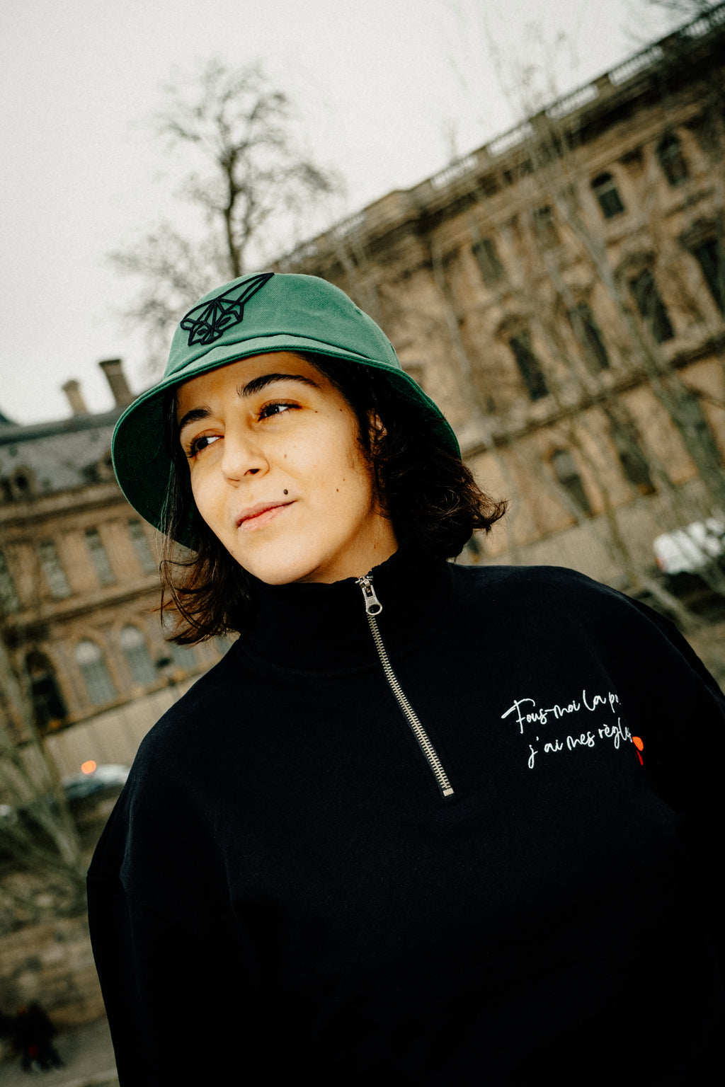 Le Sweat Transmission - Noir col zippé brodé - "Fous-moi la paix, j'ai mes règles"