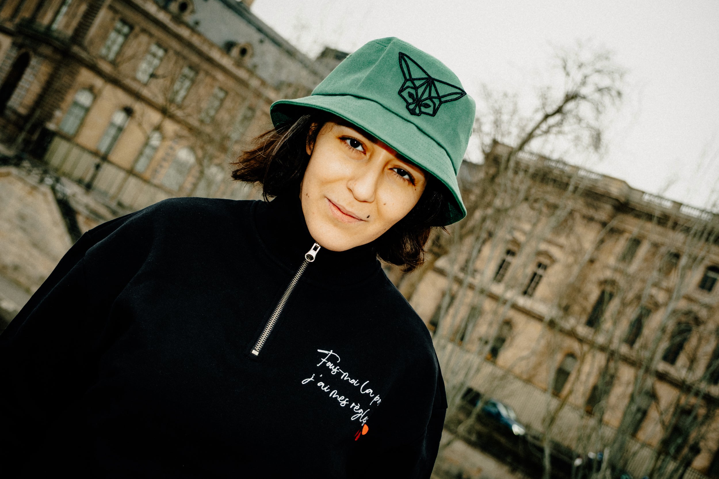 Sweat noir col zippé - "Fous-moi la paix, j'ai mes règles"