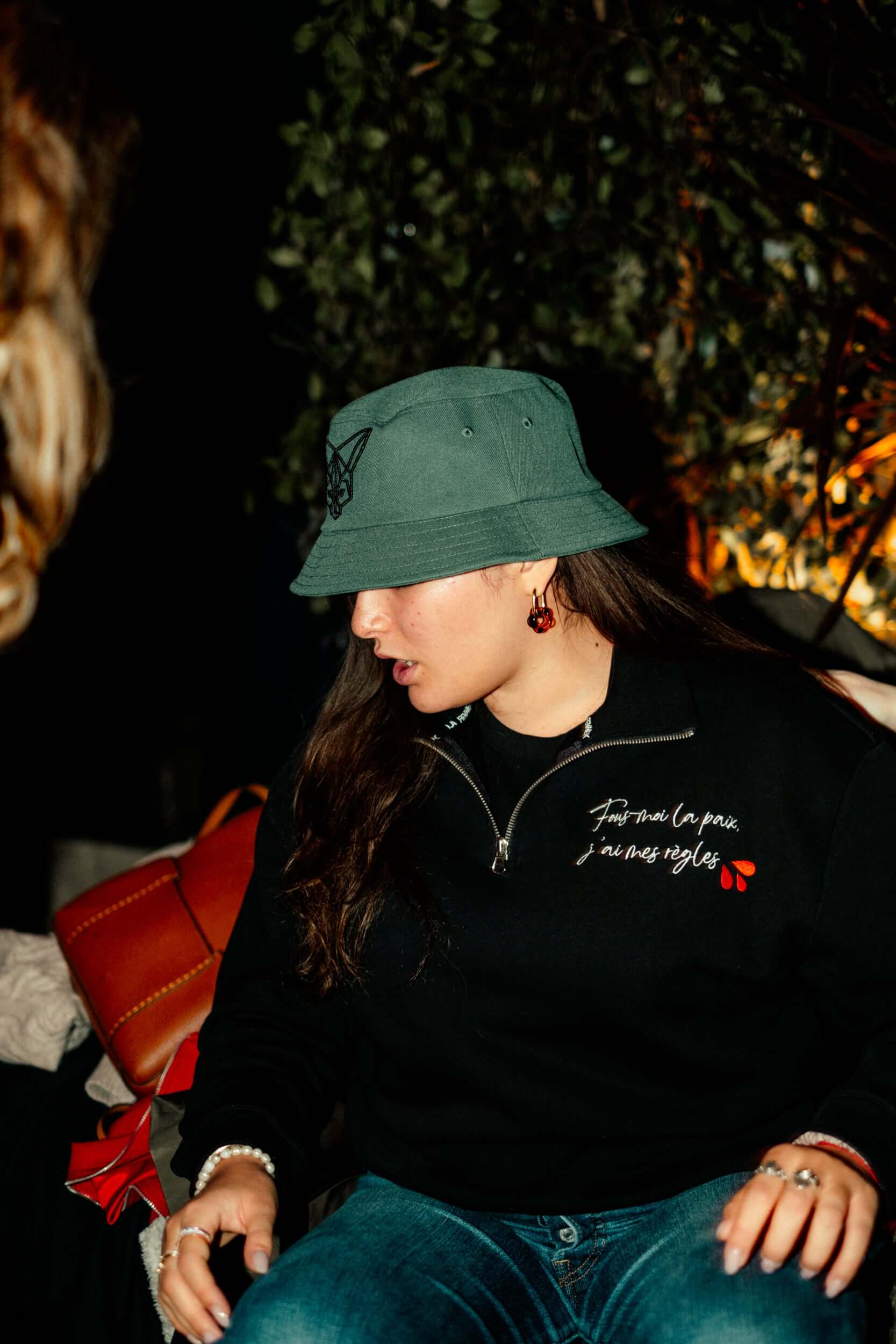 Sweat noir col zippé - "Fous-moi la paix, j'ai mes règles"