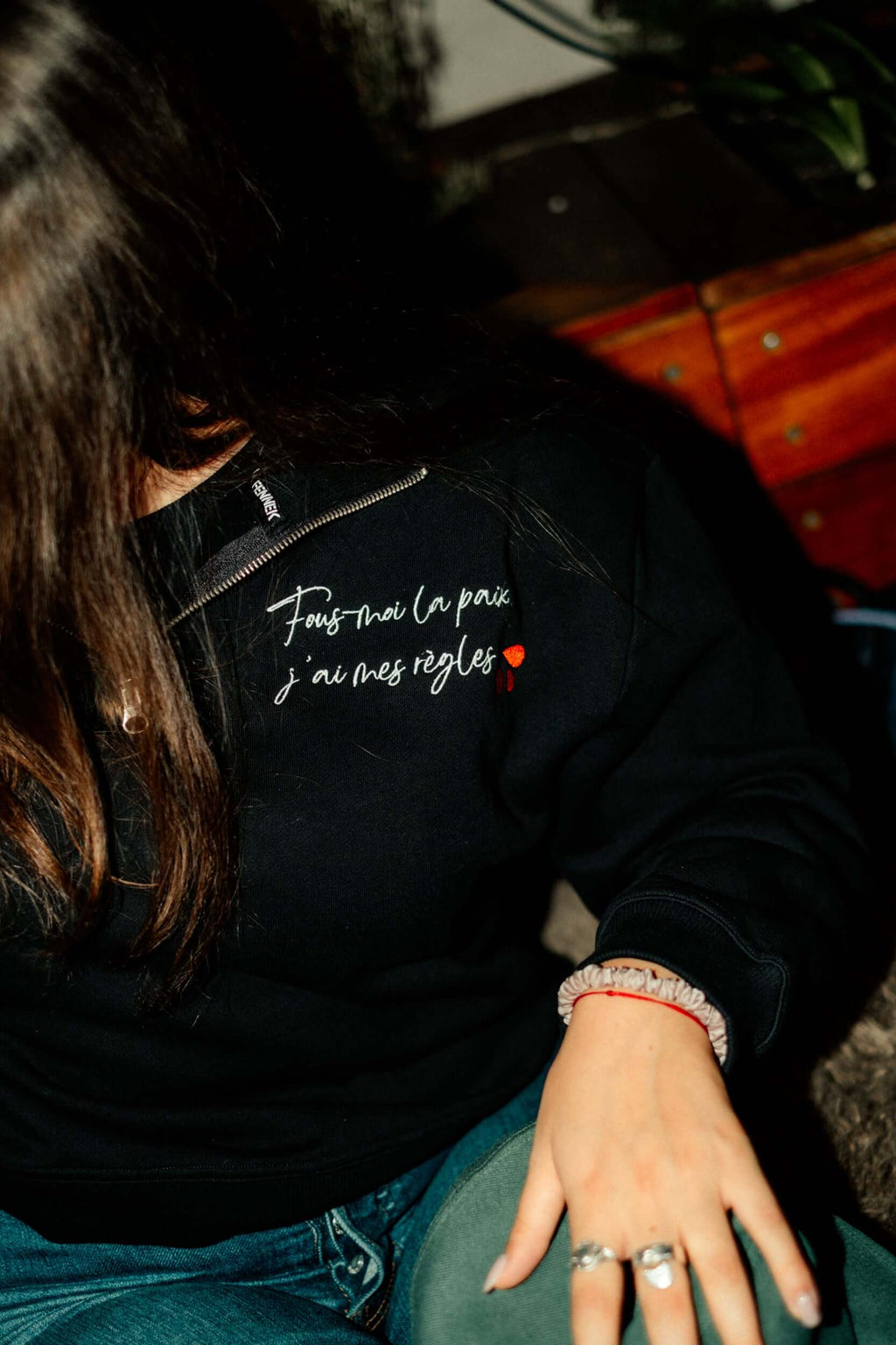 Sweat noir col zippé - "Fous-moi la paix, j'ai mes règles"