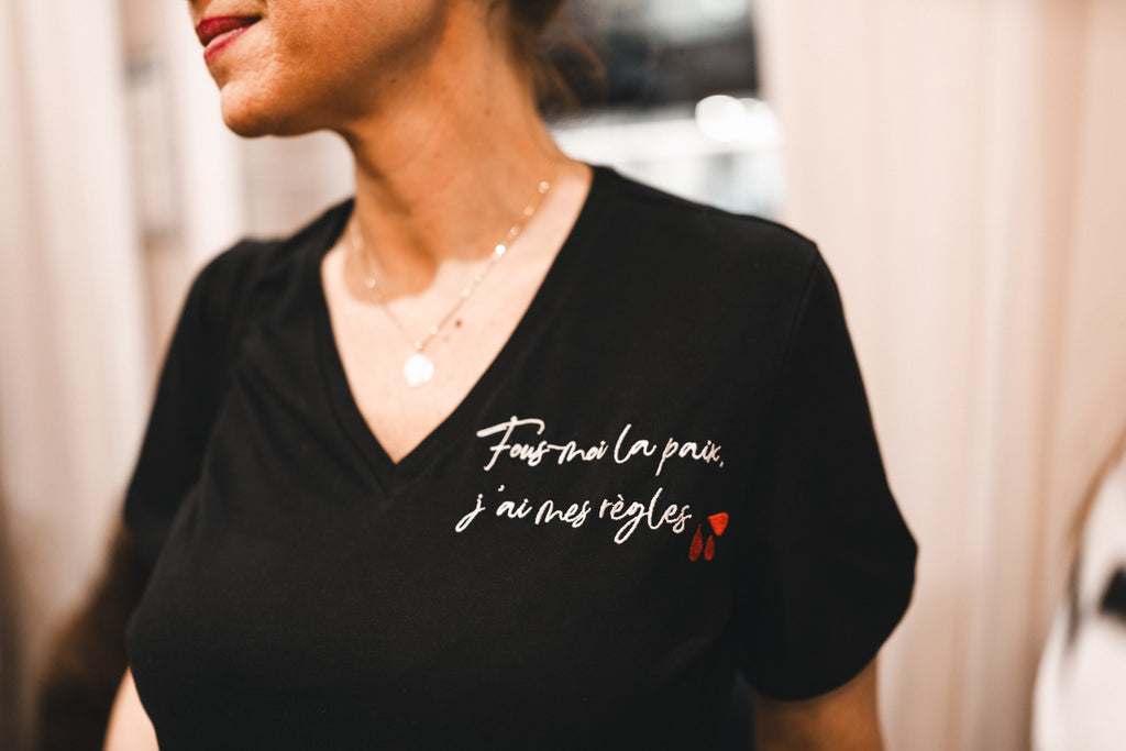 Le T-shirt Transmission - Noir col V brodé - "Fous-moi la paix, j'ai mes règles"