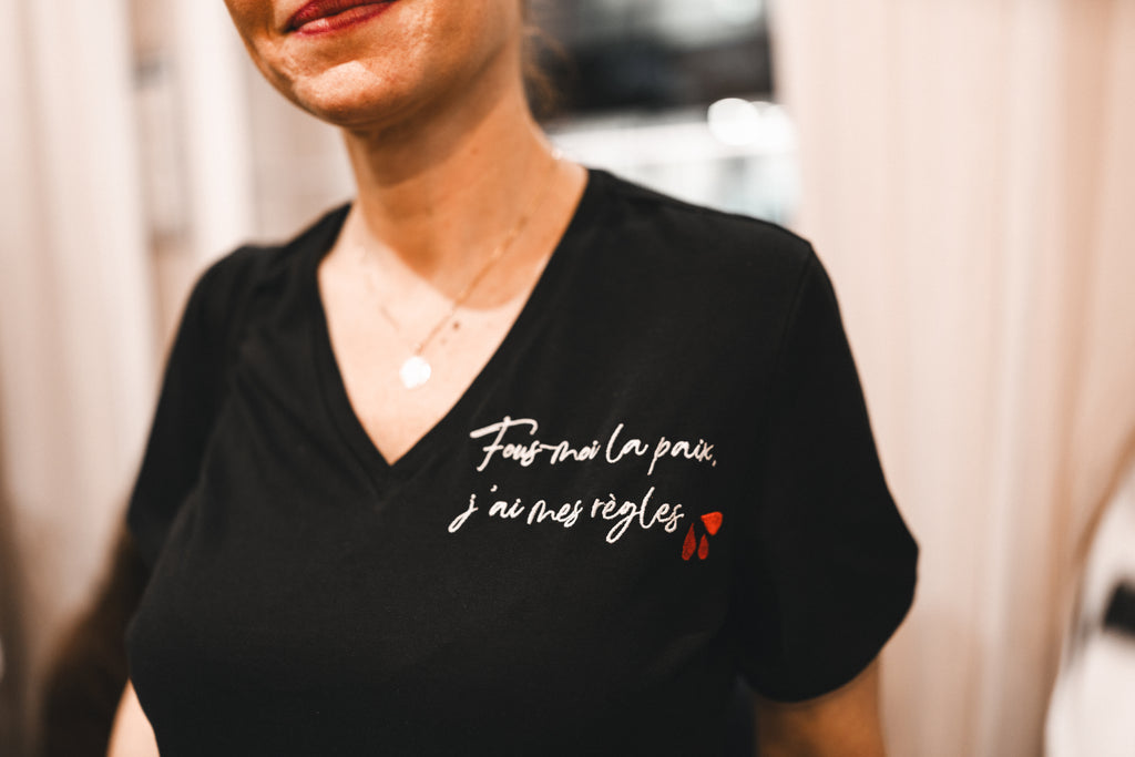 Le T-shirt Transmission - Noir col V brodé - "Fous-moi la paix, j'ai mes règles"