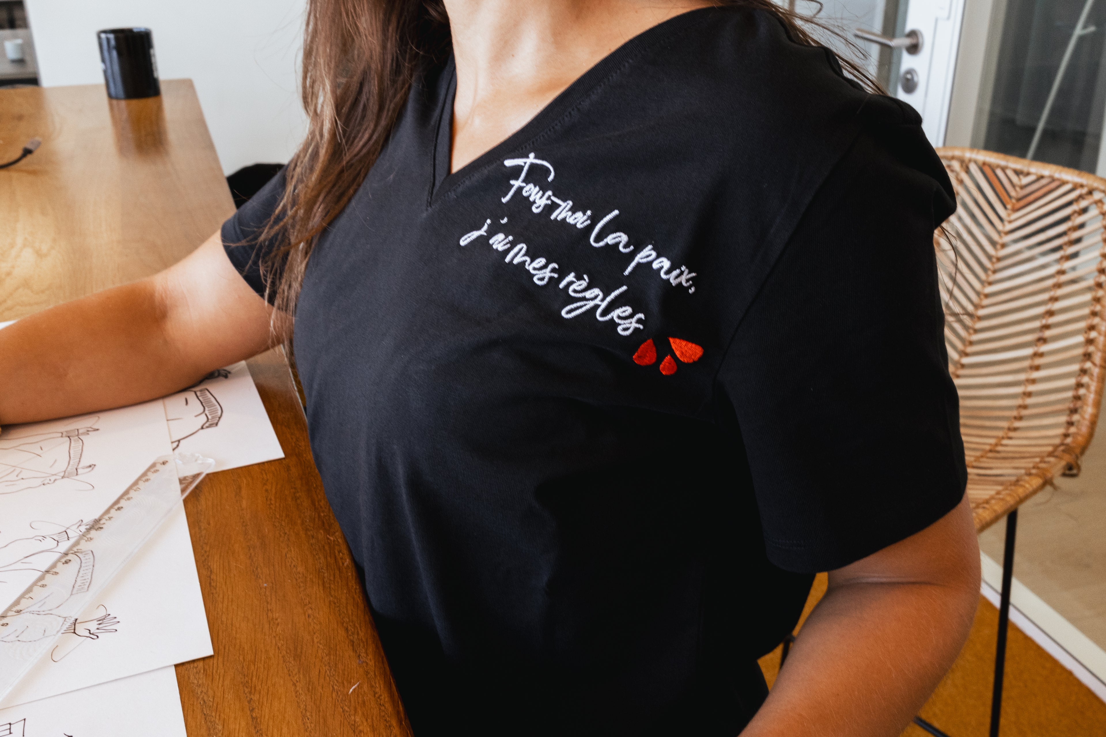 T-shirt noir col V - Fous-moi la paix j'ai mes règles