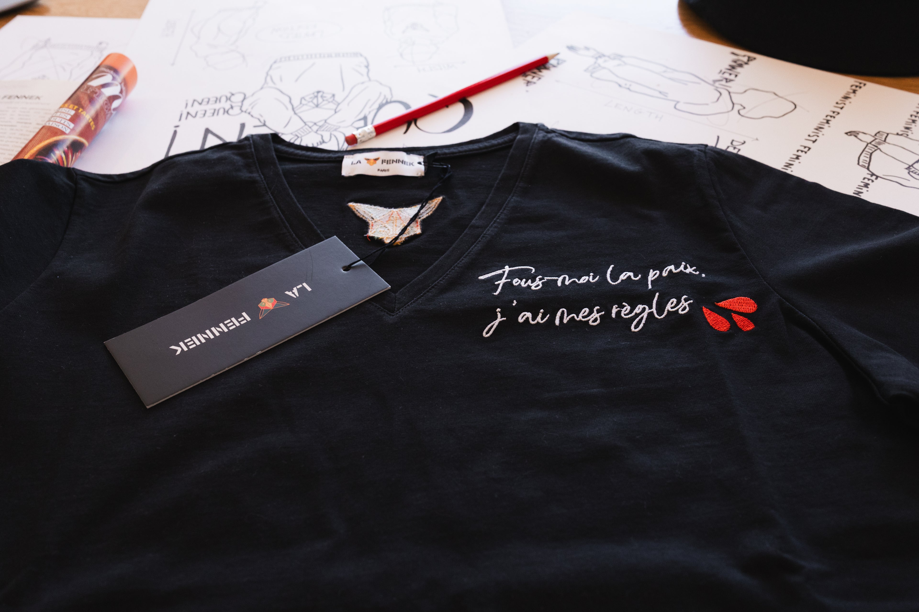 T-shirt noir col V - Fous-moi la paix j'ai mes règles