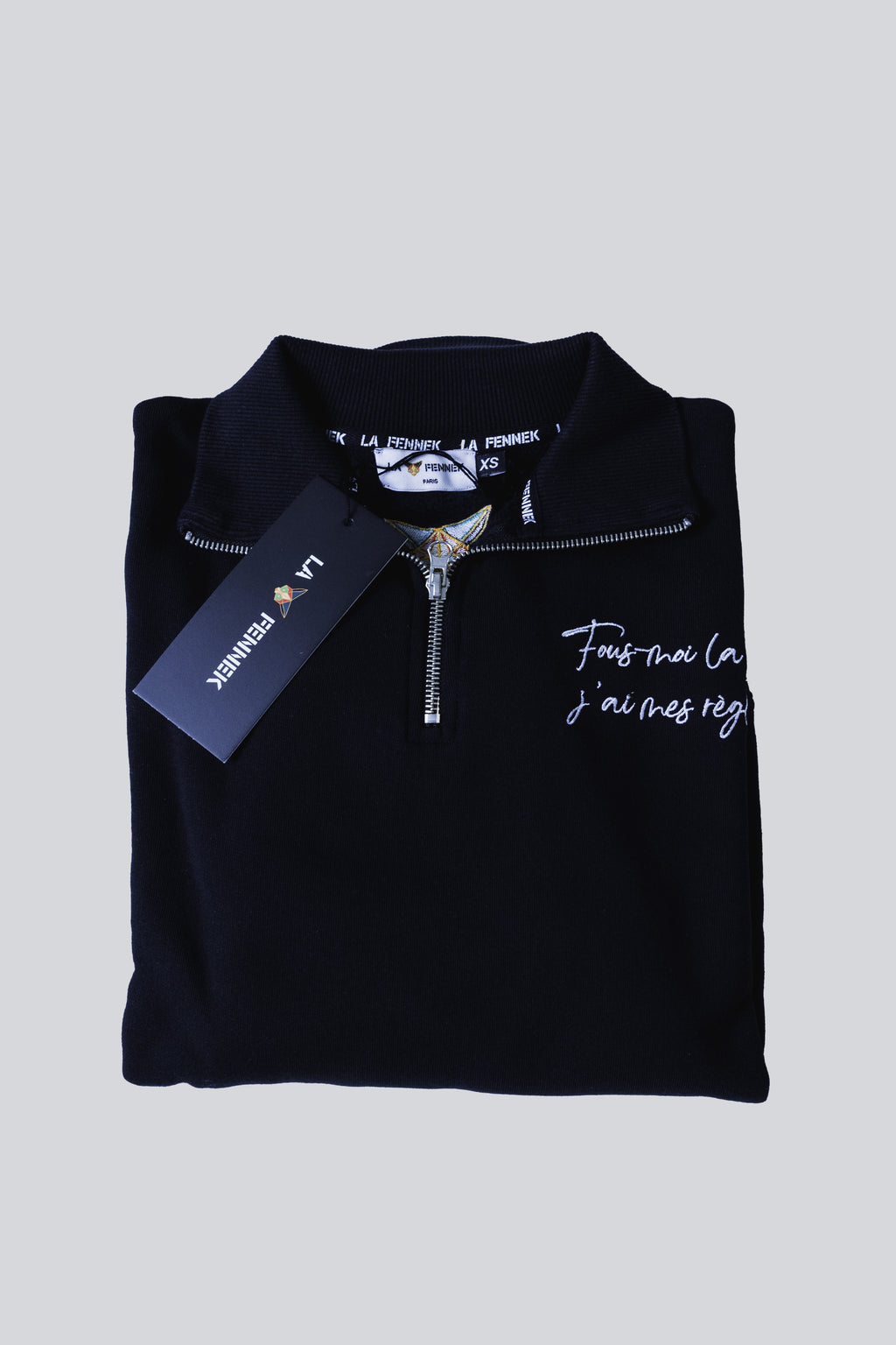 Le Sweat Transmission - Noir col zippé brodé - "Fous-moi la paix, j'ai mes règles"