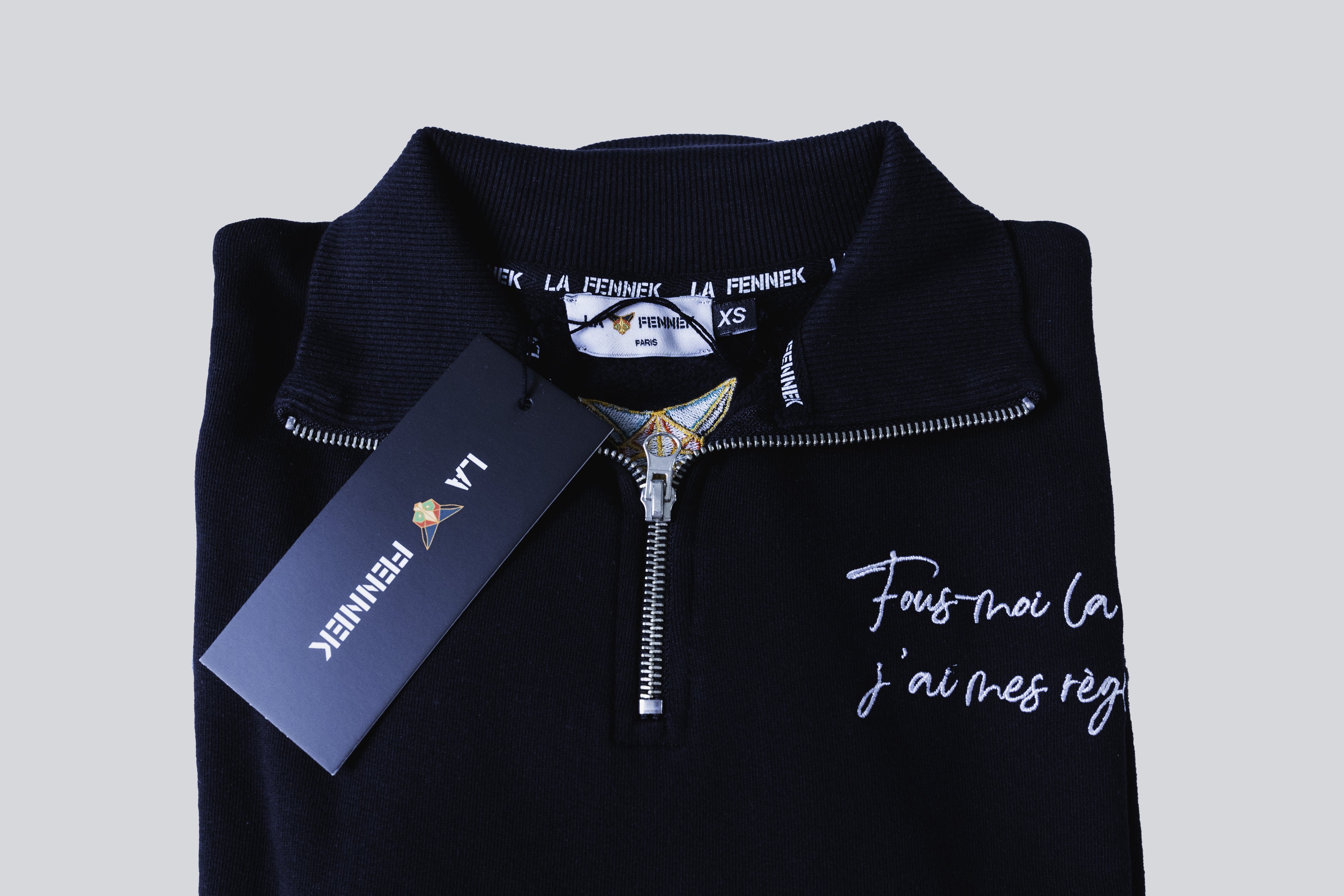 Le Sweat Transmission - Noir col zippé brodé - "Fous-moi la paix, j'ai mes règles"